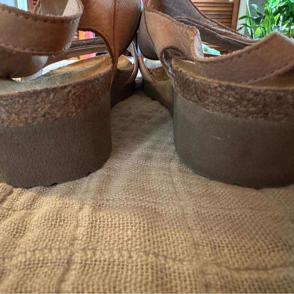 Naot - Aisha 
Women's Tan Adjustable Slingback Sandals size 38 W - 7.5 - Picture 12 of 12
